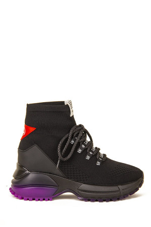 Черные кроссовки на шнуровке class=