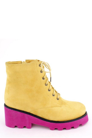 Женские зимние ботинки желтого цвета на сиреневой подошве class=