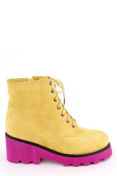 Женские зимние ботинки желтого цвета на сиреневой подошве